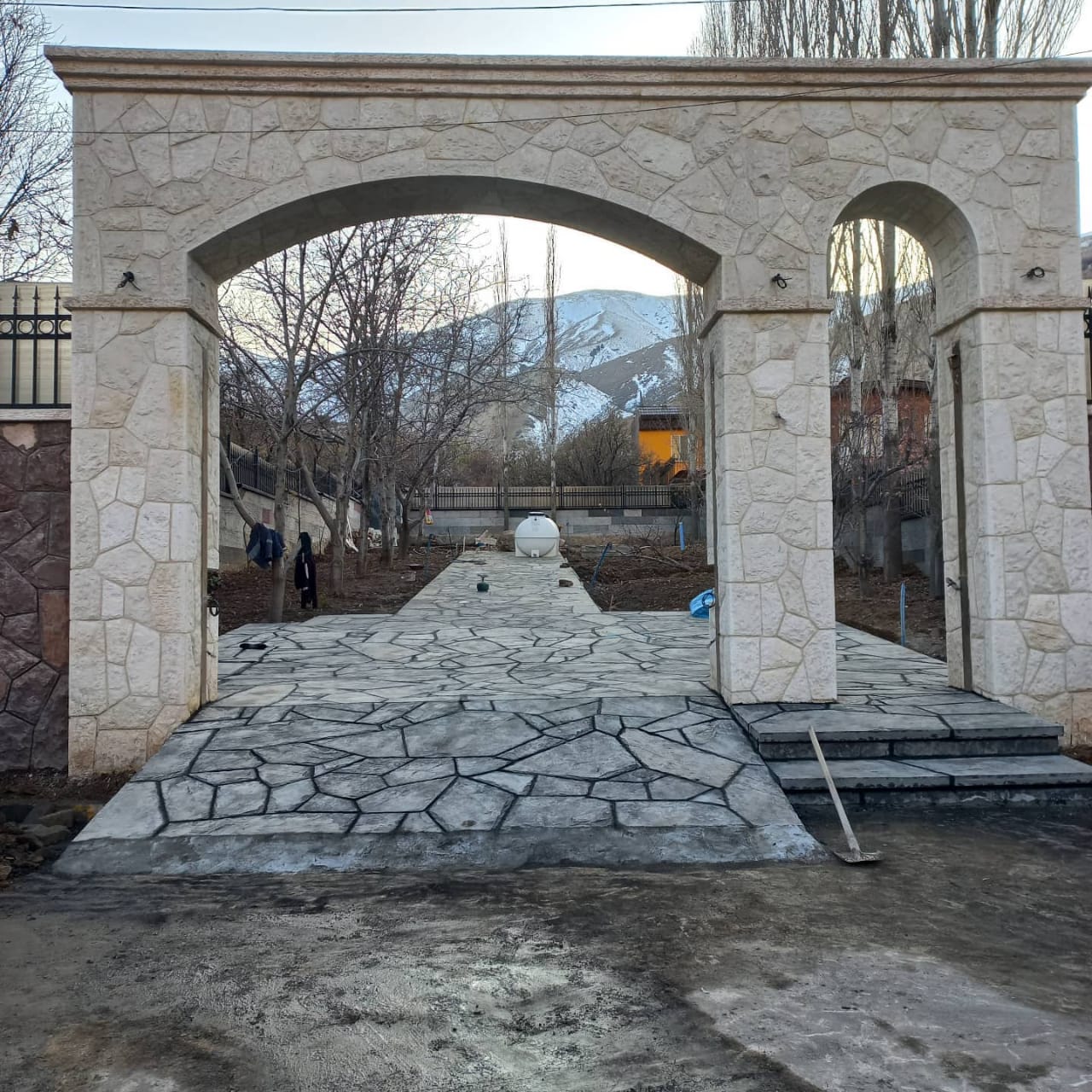اجرای سنگ لاشه و سنگ مالون برای درب ورودی محوطه باغ ویا ویلا با استفاده از سنگ مالون سفید رنگ اجرا شده است تواسط گروه سنگ لاشه کار پیمانکاری سنگ لاشه اجرا شده است 