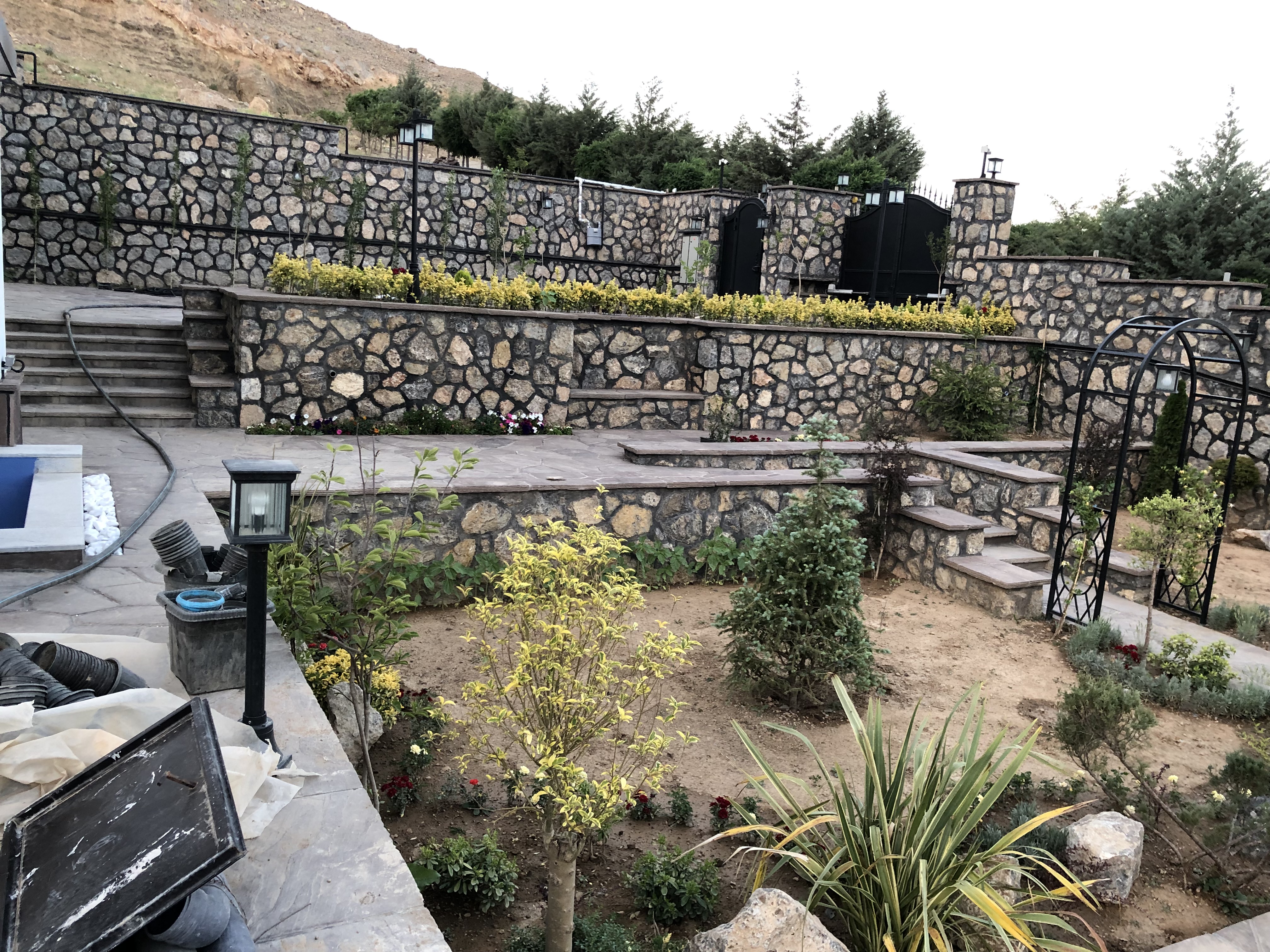 اجرای سنگ مالون و نصب سنگ لاشه مالون برای دیوار های باغ ویلا در دیوار و باغچه های محوطه سازی باغ ویلا  