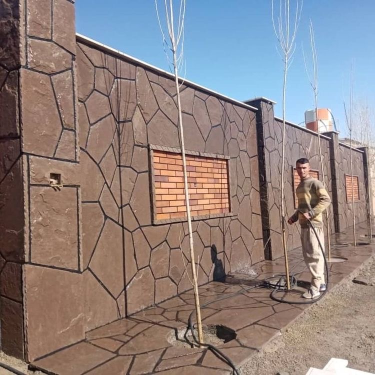 اجرای سنگ لاشه برای نمای دیوار دور محوطه باغ ویلا با طراحی بینظیر اجرا شده است 