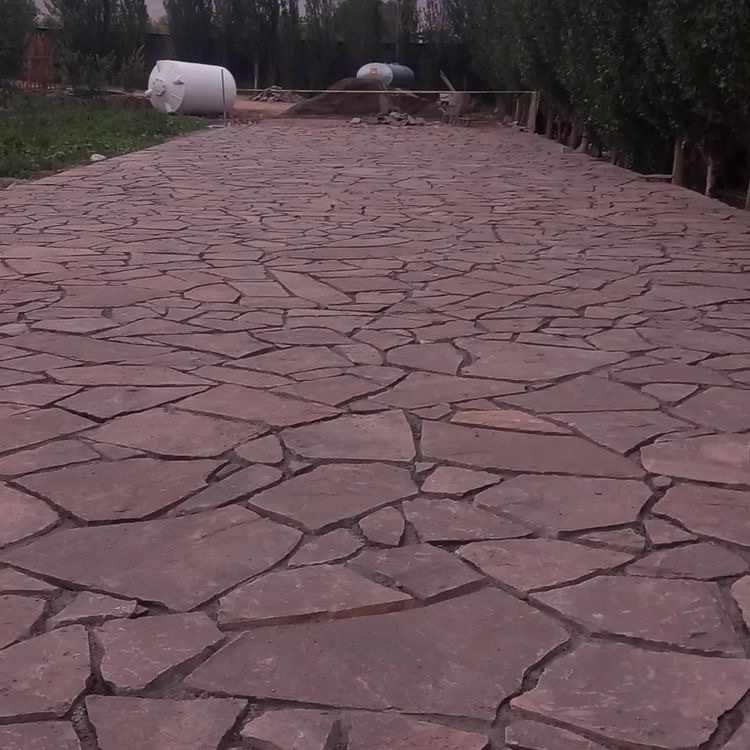 نصب سنگ لاشه و اجرای سنگ لاشه برای کف محوطه سازی باغ ویلا با سنگ قهوای دماوند 