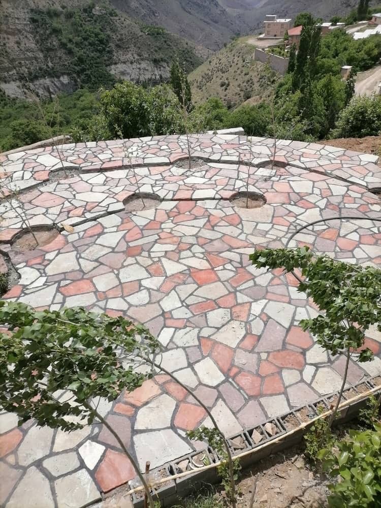 نصب سنگ لاشه و نصب سنگ مالون برای کف محوطه سازی 