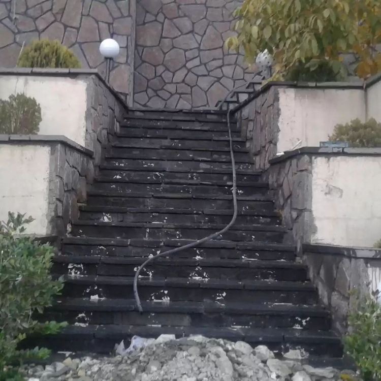 نصب سنگ لاشه و سنگ مالون برای ساخت پله های سنگی با استفاده از سنگ لاشه و سنگ مالون نصب و اجرا می شود برای ساخت پله های سنگی 