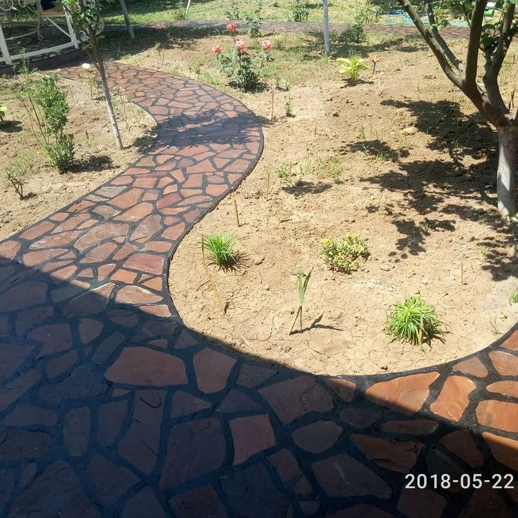 نصب سنگ لاشه برای مسیر های پیاده رو درمحوطه باغ ویلا نحوه نصب سنگ لاشه و نحوه چیدمان سنگ لاشه درکنار هم تجربه ای بالای میخواهد
