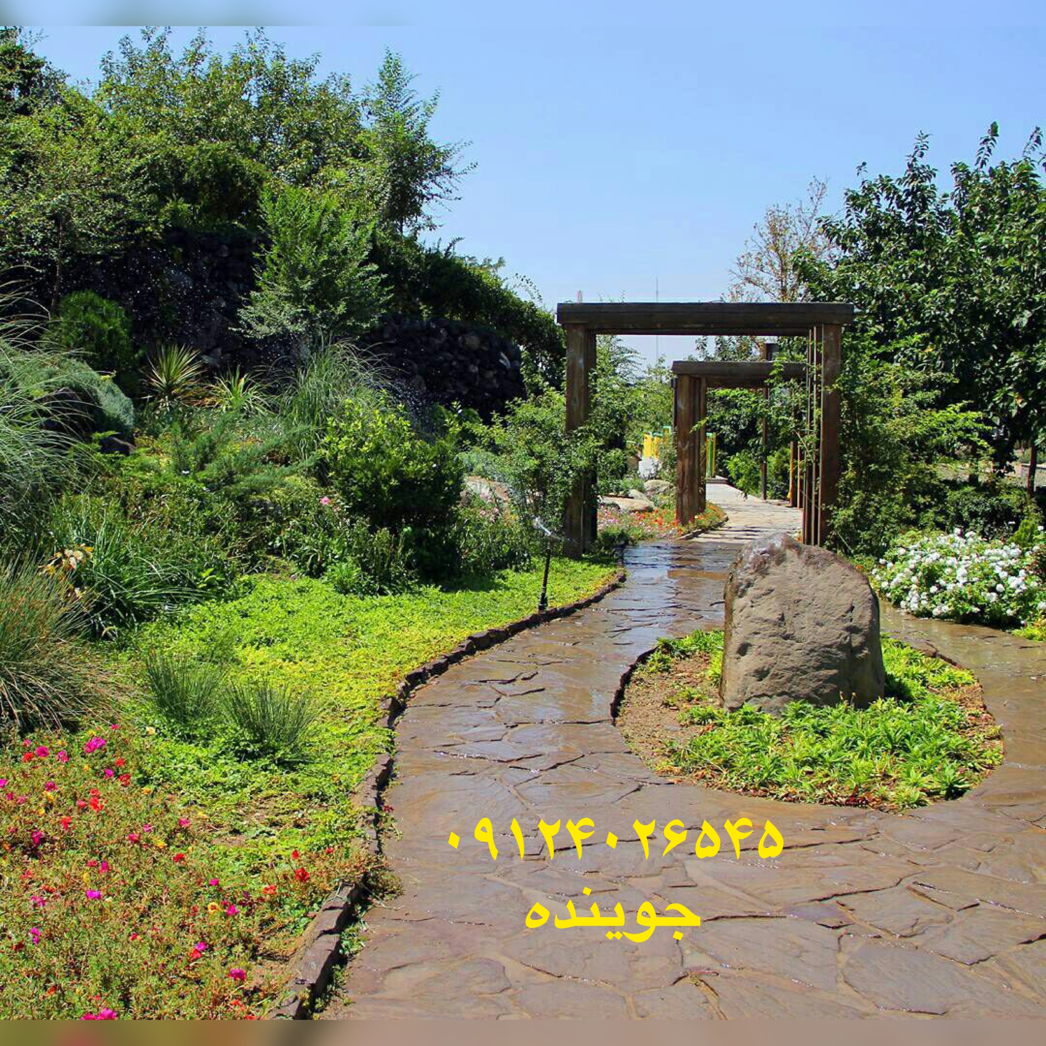 نصب سنگ لاشه برای تمام مسیر های باغ بزرگ جمشیدی نصب سنگ لاشه برای مسیر ها و دیوارهای باغچه پله درپوش کف پوش با سنگ لاشه اجرا شده است 