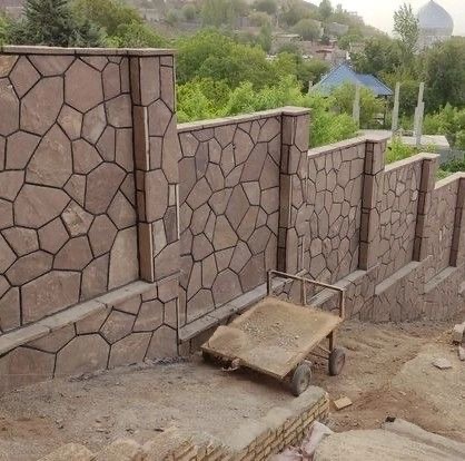 نصب سنگ لاشه اجرای سنگ لاشه قهوای برای نمای دیوار باغ 