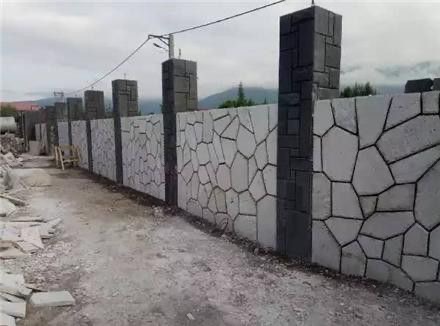 اجرای سنگ لاشه ورقه ای سفید رنگ و مشکی رنگ برای نمای دیوار دور محوطه باغ ویلا نصب سنگ لاشه 