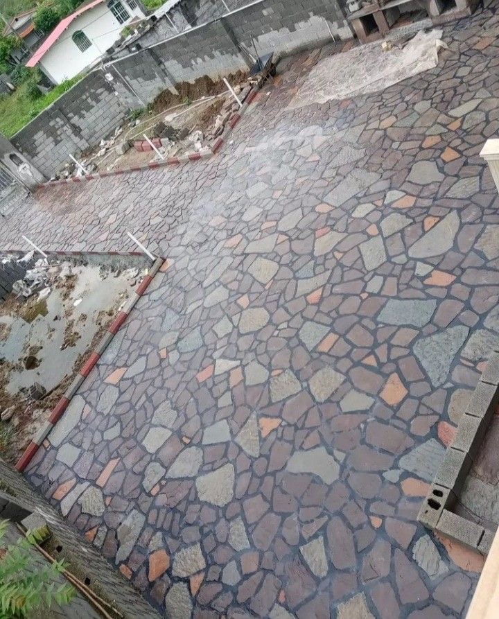 سنگفرش با سنگ لاشه نحوه سنگفرش و نصب سنگ لاشه و درانواع روشهای سنگفرش برای محوطه سازی باغ ویلا که یکی از با اهمیت ترین بخش ویلا گفته میشود