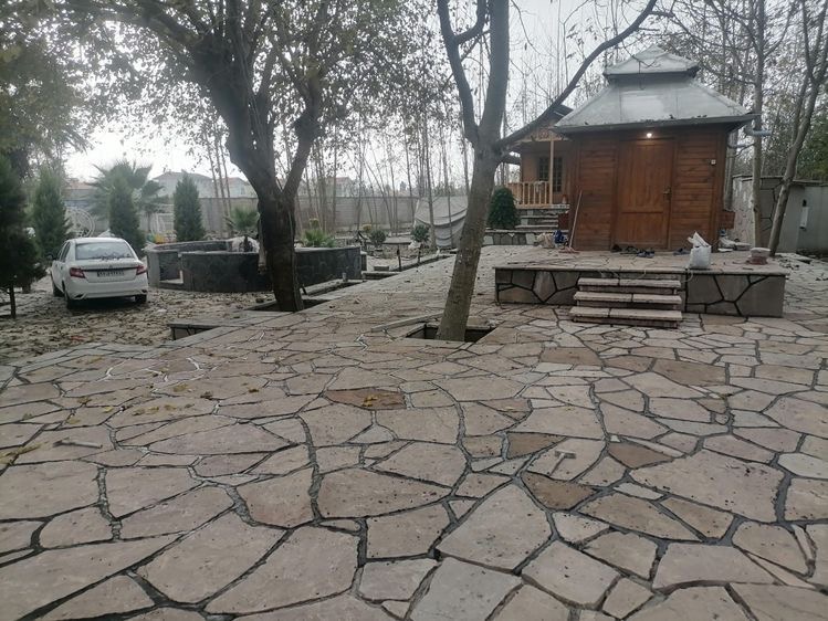 نصب و اجرای سنگ لاشه و نصب سنگ مالون برای کف محوطه سازی باغ ویلا با استفاده از سنگ لاشه 
