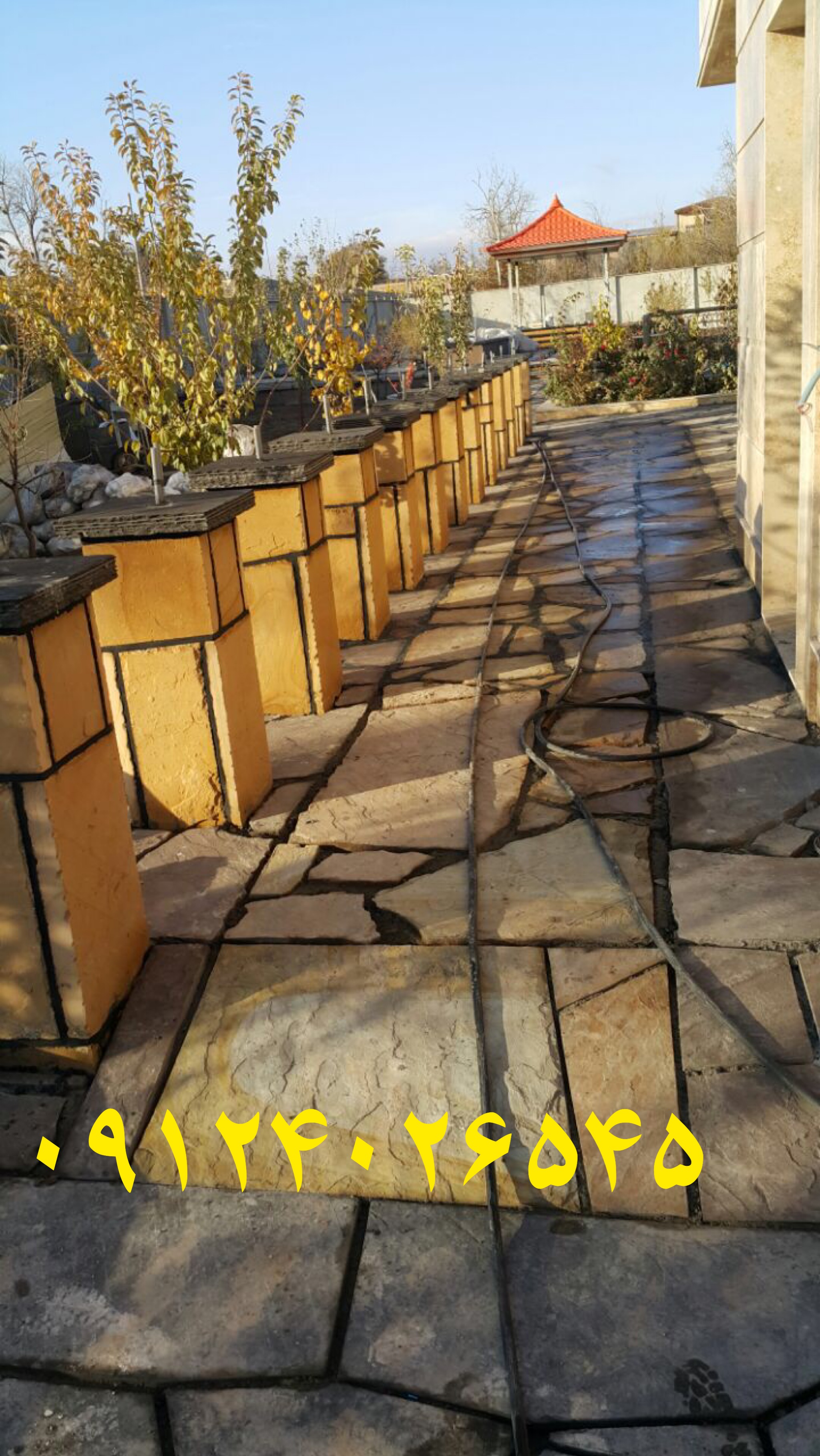 اجرای سنگ لاشه و سنگ مالون برای کف سازی و ستون چه های که بر روی آن چراغ ها قرار میگیرد برای زیبای و روشنای محوطه باغ ویلا بسیار ایده ای خوبی خواهد بود 