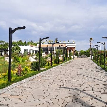 نصب سنگ لاشه و نصب سنگ مالون برای کف خیابان شهرک با استفاده از سنگ لاشه طبیعی