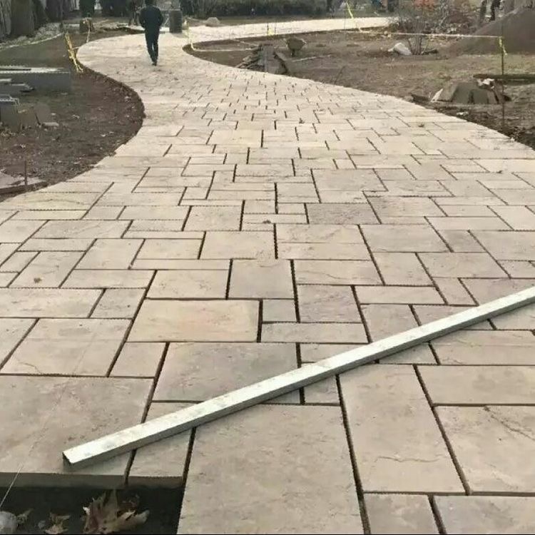 اجرای سنگ لاشه و سنگ مالون و نصب سنگ لاشه به صورت حصیری آجری تیشه ای برشی برای مسیر های محوطه سازی که از بین درختان و گل گیاها عبور و مرور کند با استفاده از سنگ لاشه و سنگ مالون اجرا شده است 