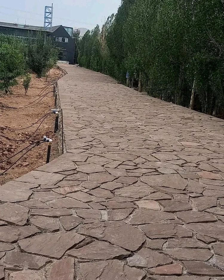 نصب سنگ لاشه سنگفرش با سنگ لاشه ورقه ای قرمز برای کف سازی خیابان شهرک و باغ