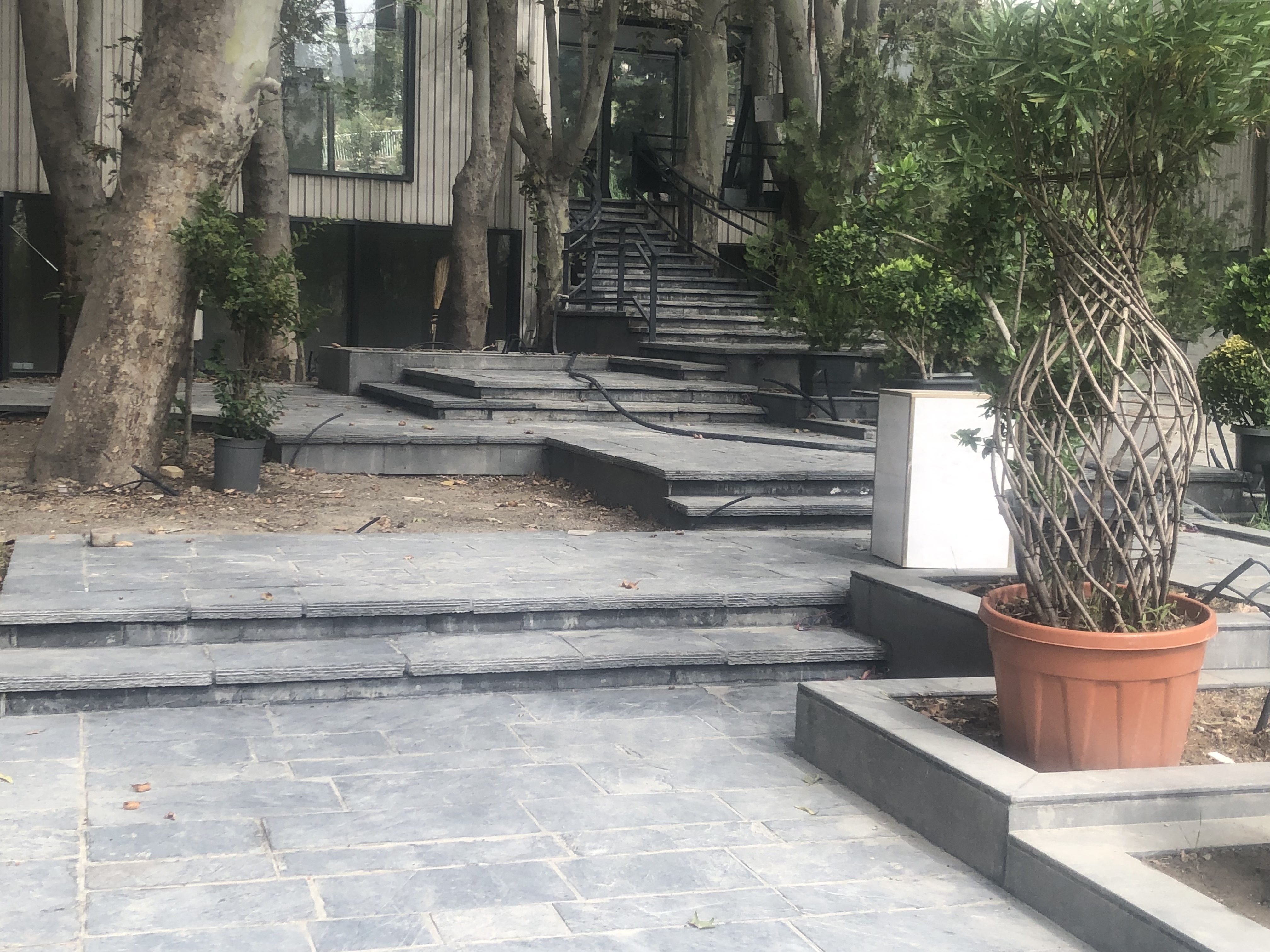 اجرای سنگ لاشه و اجرای سنگ مالون برای کف و پله باغچه در هتل قصر روز نصب و اجرا می شود