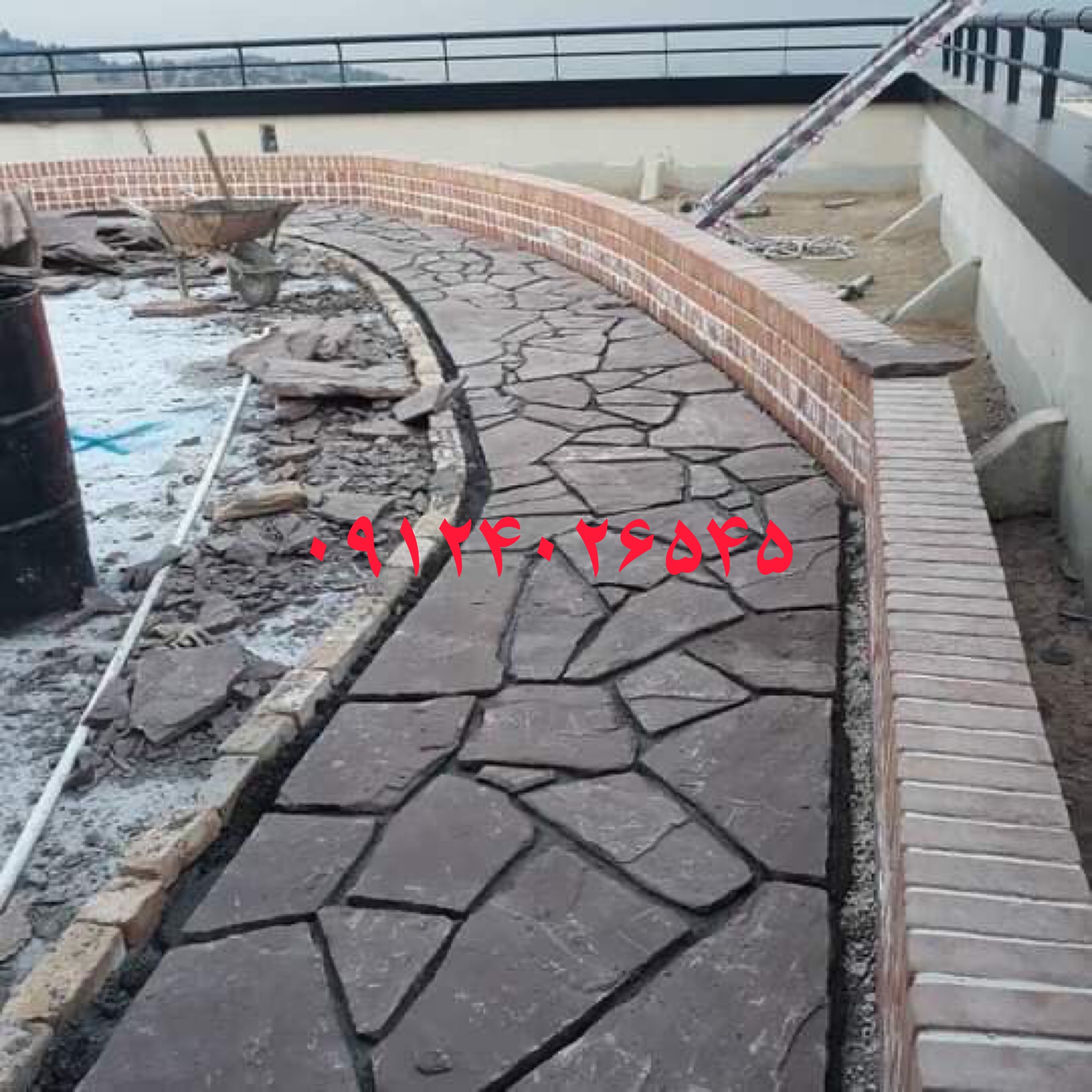 نصب سنگ لاشه برای مسیر های پیاده رو و ماشین رو با نصب سنگ لاشه و سنگ مالون طبیعی نصب شده است 