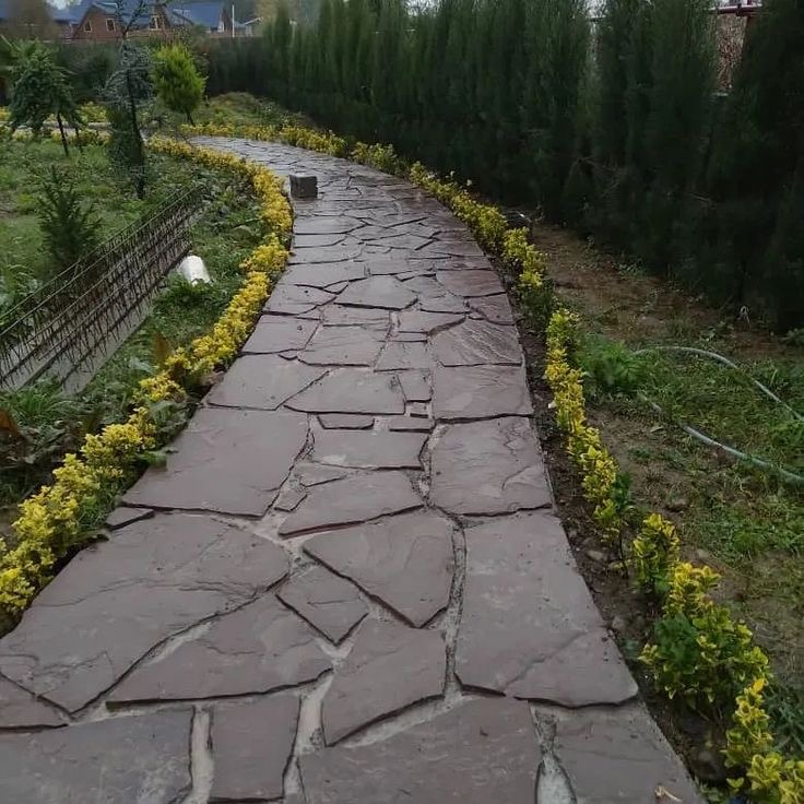 نصب سنگ لاشه برای مسیر پیاده رو در محوطه سازی باغ ویلا با استفاده از سنگ لاشه و سنگ مالون طبیعی نصب شده است 