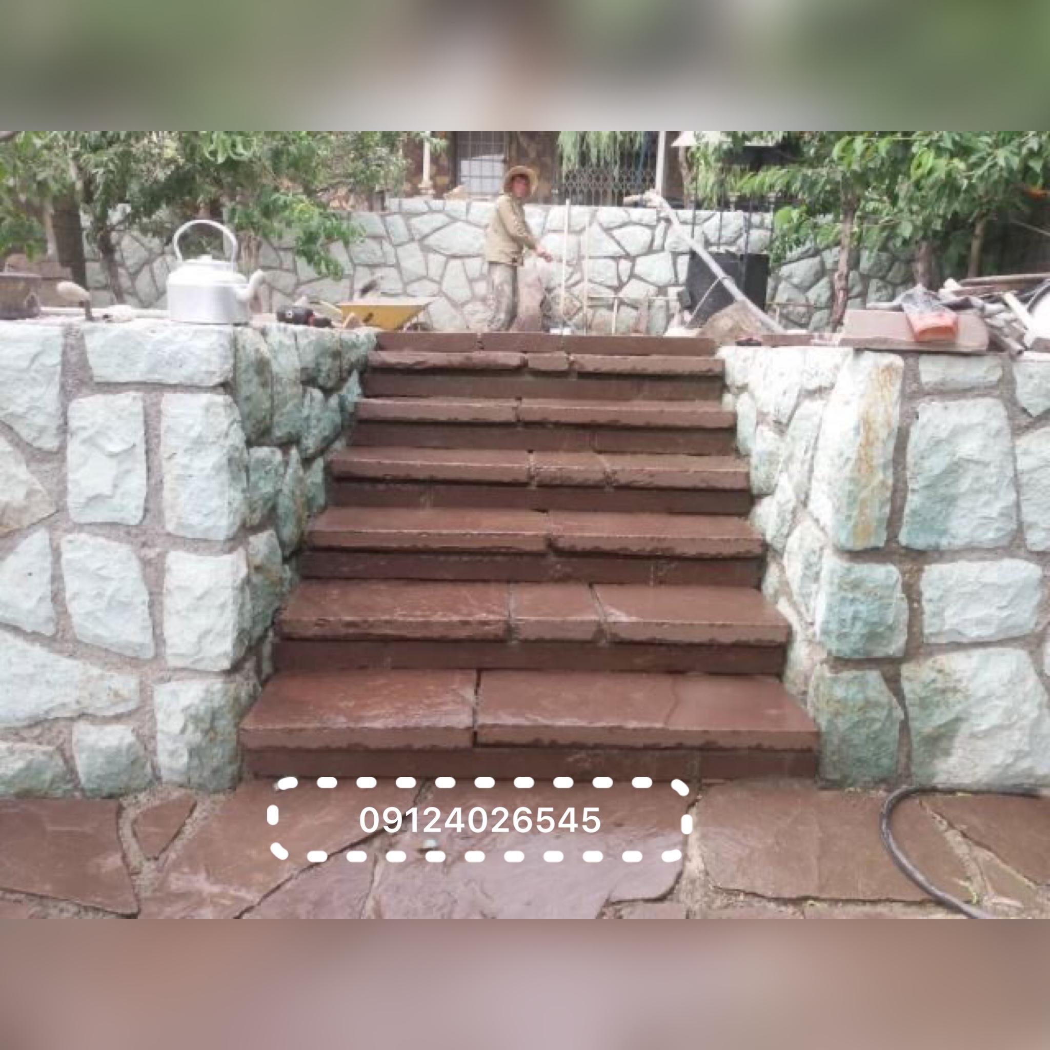 اجرای سنگ لاشه و اجرای سنگ مالون برای اجرای پله و برای دیوار های باغچه با استفاده از سنگ لاشه مالون ورقه ای اجرا شده است