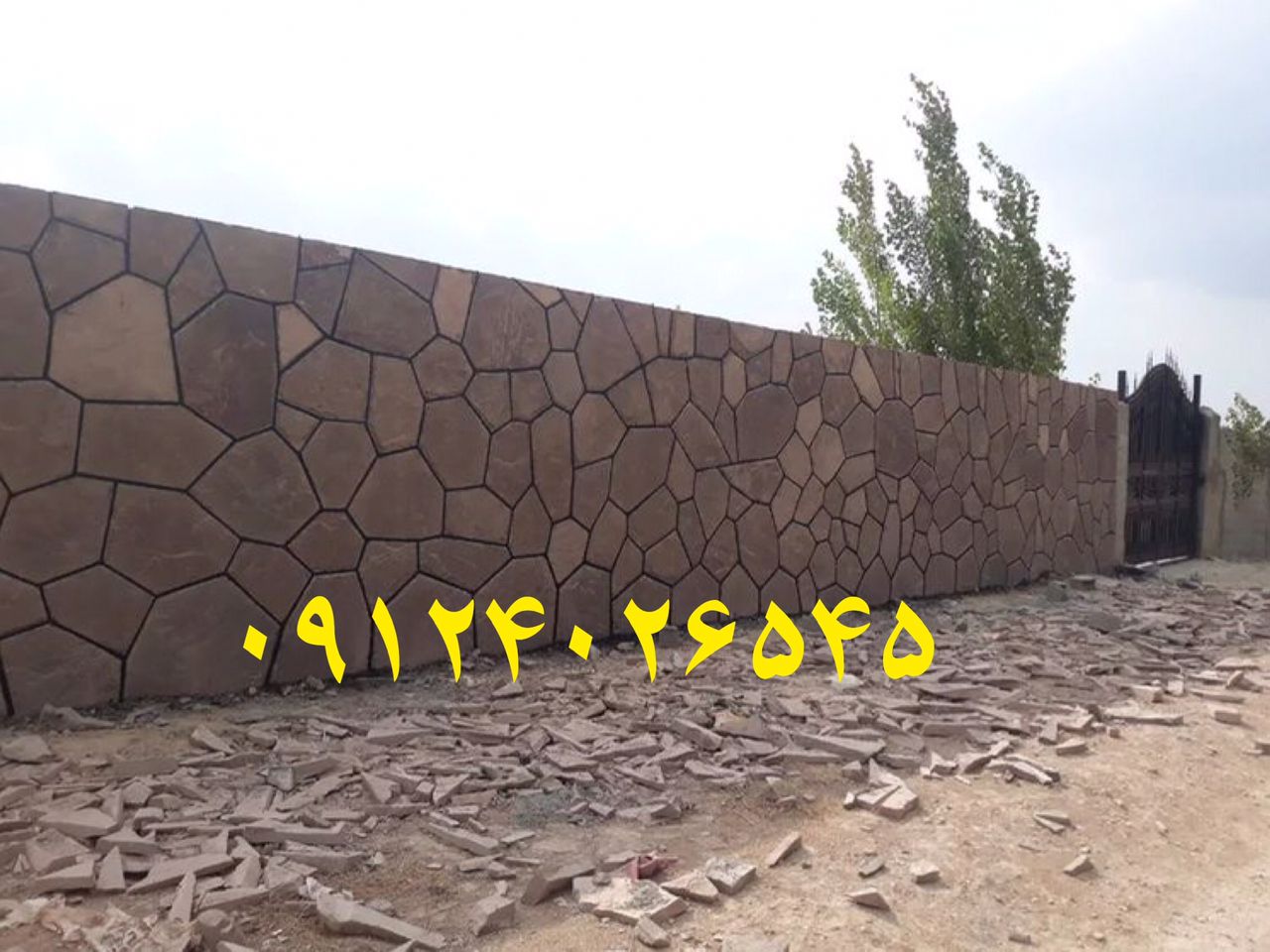 نصب سنگ لاشه برای دیوار های دور باغ ویلا با سنگ قهوای دماوند نصب شده است 