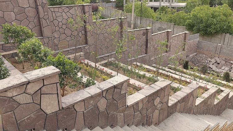 اجرای سنگ لاشه برای دیوار محوطه سازی باغ ویلا با سنگ لاشه ورقه ای طبیعی 